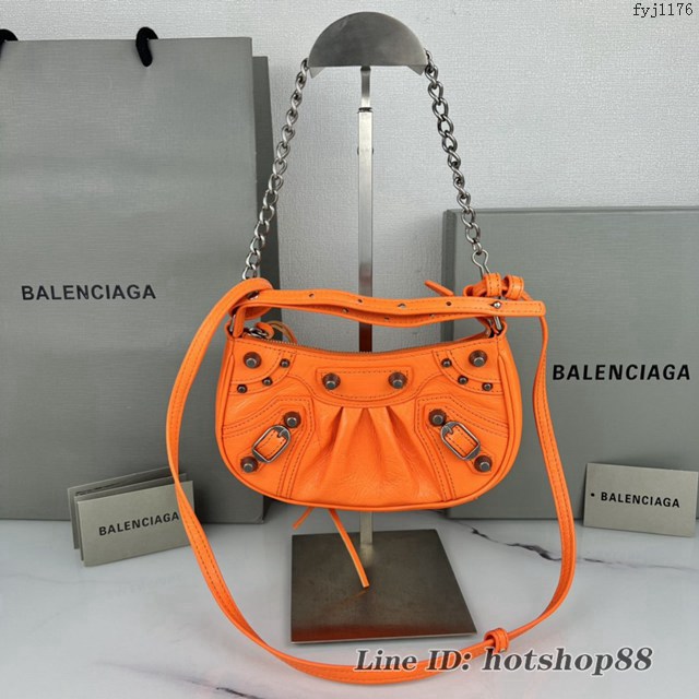 Balenciaga專櫃爆款Le Cagole單肩斜挎包機車包 巴黎世家迷你爆裂紋橙色銀扣半月牙腋下包 fyj1176