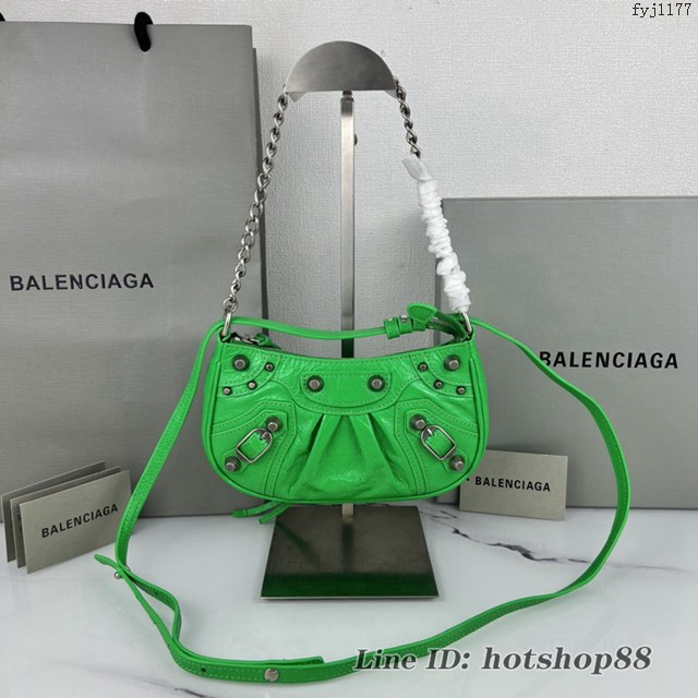 Balenciaga專櫃爆款Le Cagole單肩斜挎包機車包 巴黎世家迷你爆裂紋綠色銀扣半月牙腋下包 fyj1177