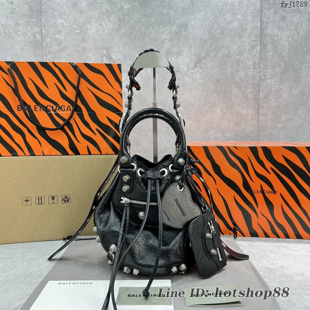 Balenciaga專櫃爆黑色肩背包 巴黎世家新款機車水桶包 fyj1789