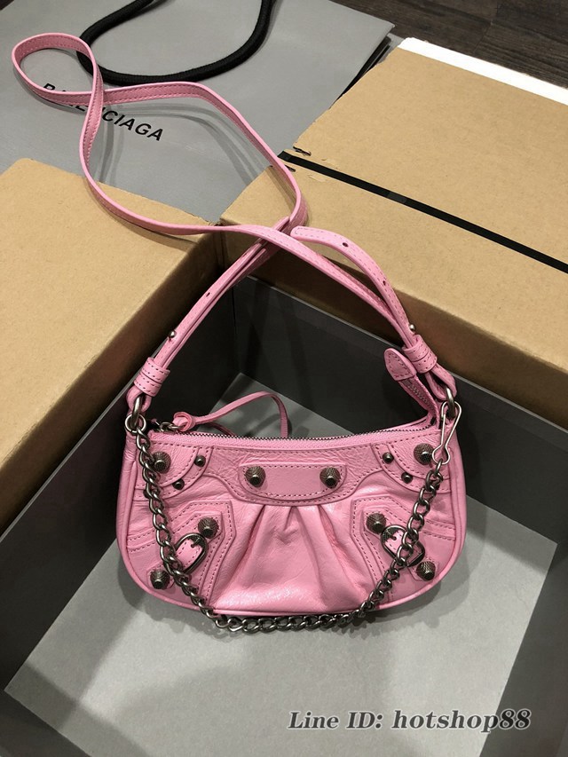 Balenciaga專櫃爆款機車包系列迷你爆裂紋粉紅色銀扣肩背女包 巴黎世家Le Cagole半月牙腋下包餃子包 fyj1943