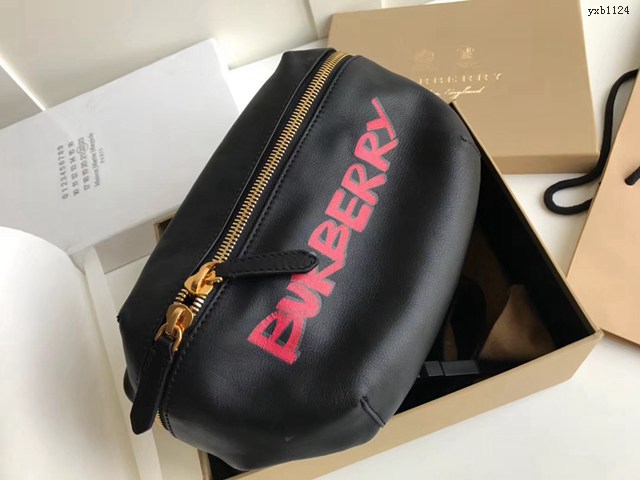 Burberry專櫃新款斜挎男士腰包胸包 巴寶莉品牌徽章壓花黑色腰包 yxb1124