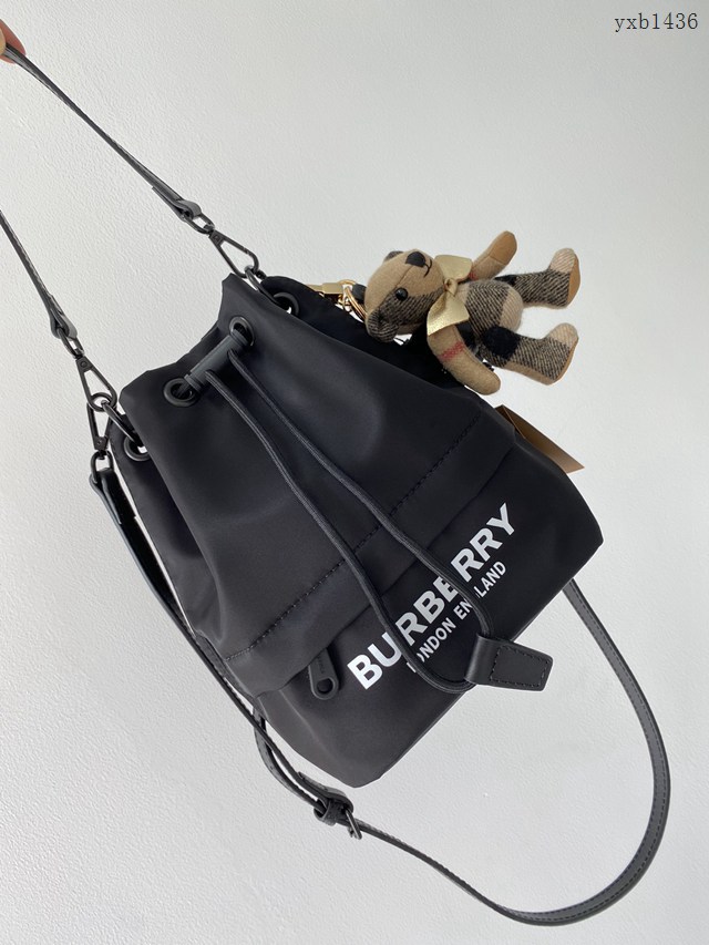 Burberry專櫃新款皮肩帶收納小水桶包 巴寶莉經典休閒肩背女包 yxb1436