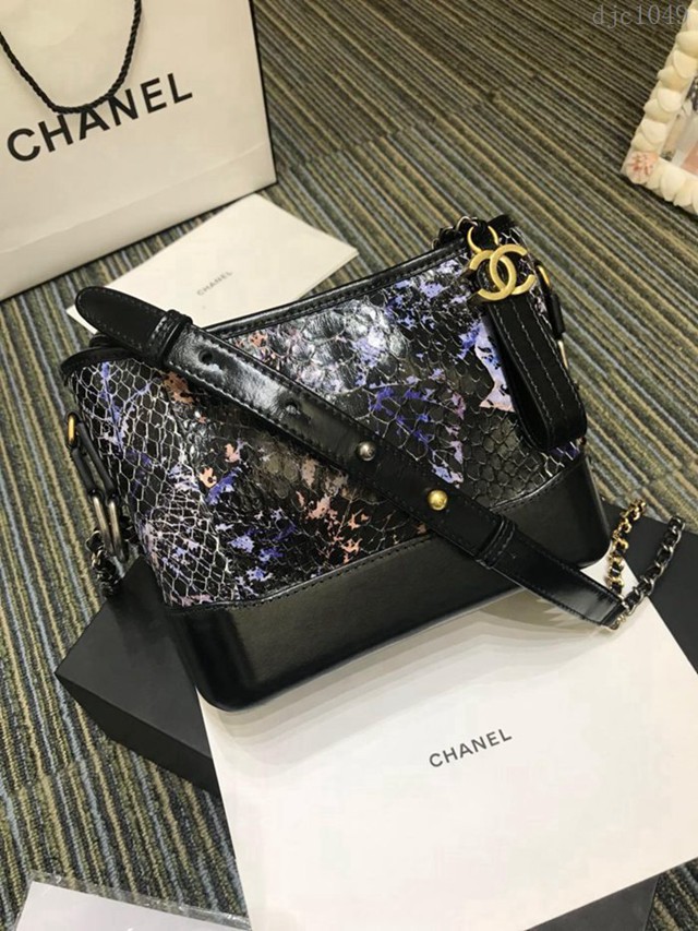 CHANEL女包 A91810 新款GABRIELLE大蟒蛇皮 小牛皮革 小號流浪包 香奈兒女單肩斜挎包 黑藍花 djc1049