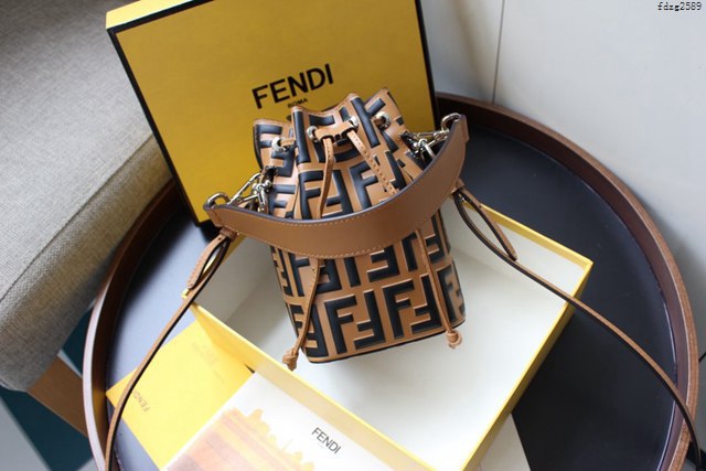 FENDI精品女包 芬迪經典FF凸紋印花抽繩手提肩背桶包 Fendi小型款MON TRéSOR水桶包 fdzg2589