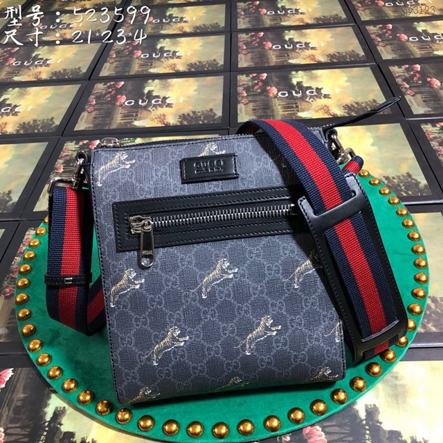 Gucci專櫃款男包 523599 gucci古馳斜挎男包 老虎印花 Gucci雙G帆布小號郵差包  gqy3123