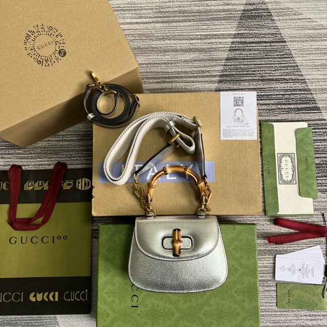 Gucci專櫃2022新款女包 古馳銀色全皮Bamboo迷你竹節包686864 gqy4106