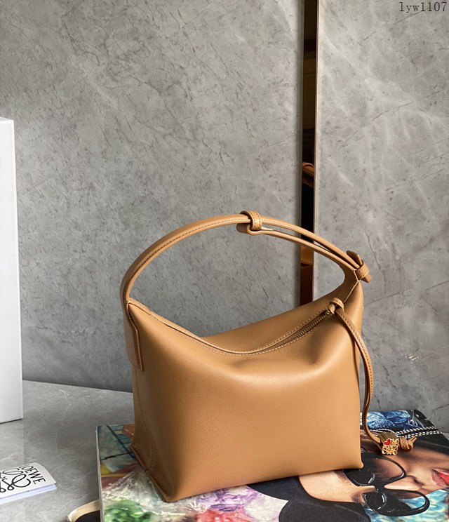 Loewe專櫃2022全新cubi全皮飯盒包 羅意威納帕牛皮便當包腋下包 型號10233 lyw1107