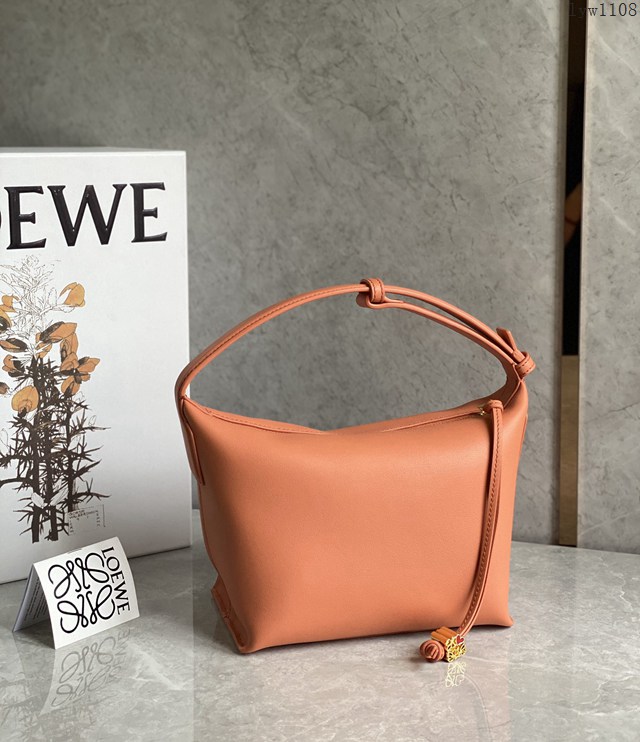 Loewe專櫃2022全新cubi全皮飯盒包 羅意威納帕牛皮便當包腋下包 型號10233 lyw1108