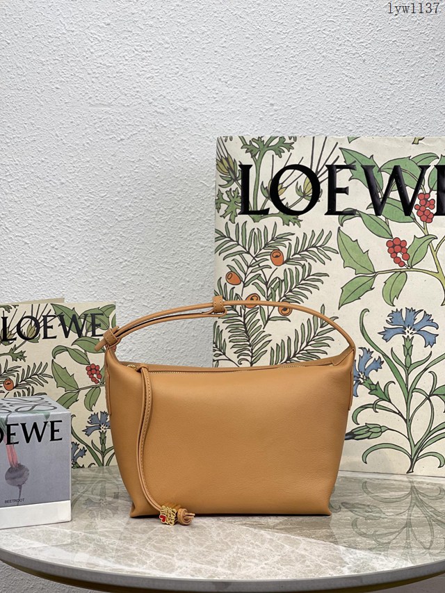 Loewe專櫃2022全新cubi全皮飯盒包 羅意威納帕牛皮便當包腋下包 型號10233 lyw1137