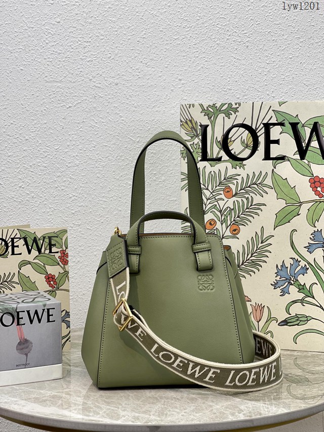 Loewe專櫃新顏色字母肩帶女包 羅意威經典小牛皮Hammok Nugget手提手拎肩背包 10398 lyw1201