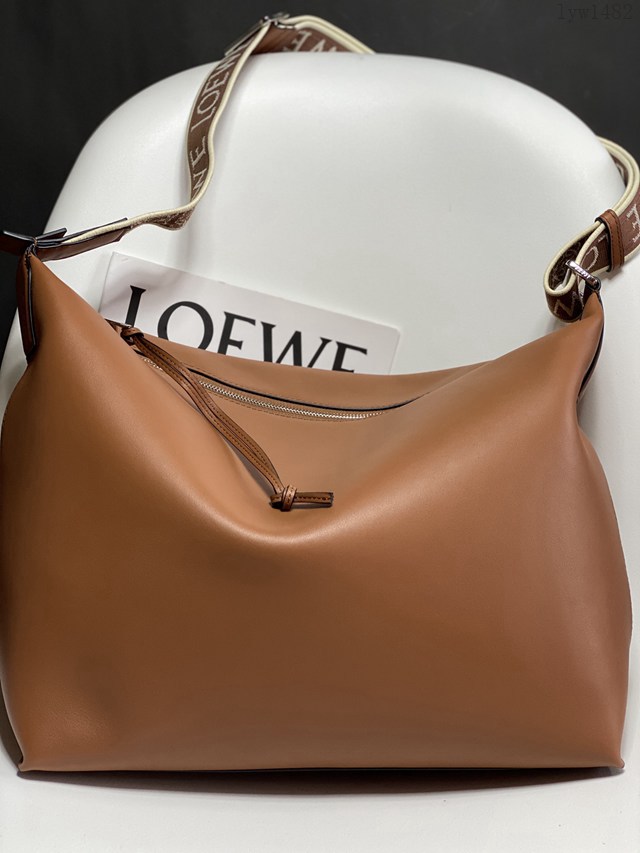 Loewe專櫃同步2022最新款Cubi手袋 羅意威全皮字母肩帶單肩腋下斜挎 型號11235 lyw1482