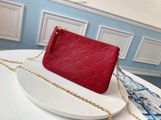 路易威登LV女包 M68574胭脂紅 Pochette Double Zip手袋 LV壓紋皮革鏈條小挎包 xxlv1994