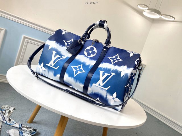 路易威登LV旅行包 M45121藍色 Keepall Bandoulière 50旅行袋 LV大字絲印印染男士旅行袋枕頭包 xxlv2625