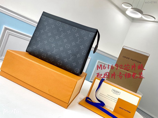 路易威登LV手包 晶片版 M61692 Pochette Voyage中號手袋 LV新款男士手拿包 xxlv2780