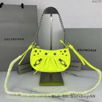 Balenciaga專櫃爆款Le Cagole單肩斜挎包機車包 巴黎世家迷你爆裂紋螢光黃銀扣半月牙腋下包 fyj1178