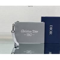 Dior專櫃2022新款全皮男士手包 飾以“Christian Dior 1947”標誌刺繡 迪奧A5手拿包 fkd1720