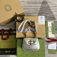 Gucci專櫃2022新款女包 古馳銀色全皮Bamboo迷你竹節包686864 gqy4106